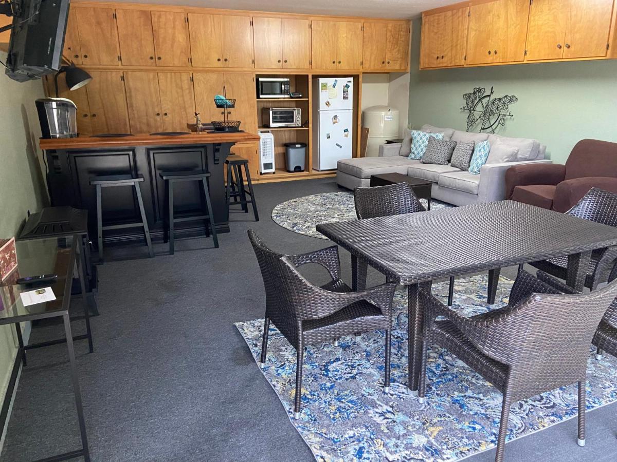 Kin House Guest * Oakhurst