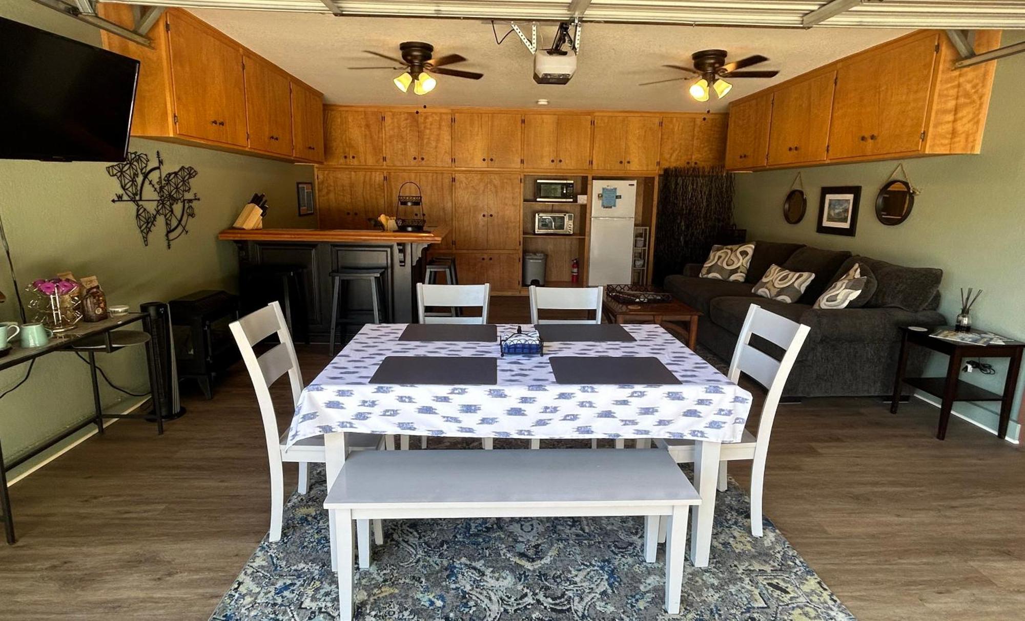 Kin House Guest * Oakhurst
